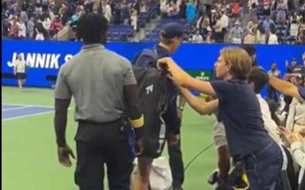 Fan tries to open Jannik Sinner's bag at US Open