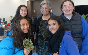 Ngapera Moeahu with her enthusiastic team of budding weavers.