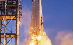 Jeff Bezos will send humans into space for the first time on July 20, for a journey of a few minutes in zero gravity aboard his New Shepard rocket.