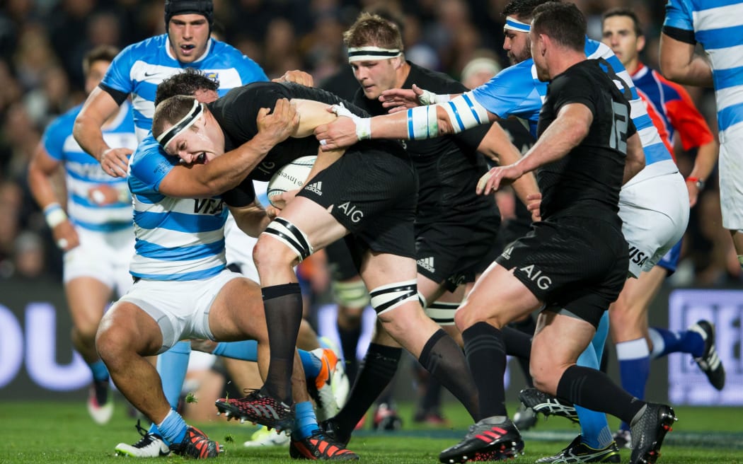 Brodie Retallick pushes ahead.