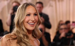 US comedian Nikki Glaser attends the 83rd annual Golden Globe Awards at the Beverly Hilton hotel in Beverly Hills, California, on January 11, 2026. (Photo by Michael Tran / AFP) / -- IMAGE RESTRICTED TO EDITORIAL USE - STRICTLY NO COMMERCIAL USE --