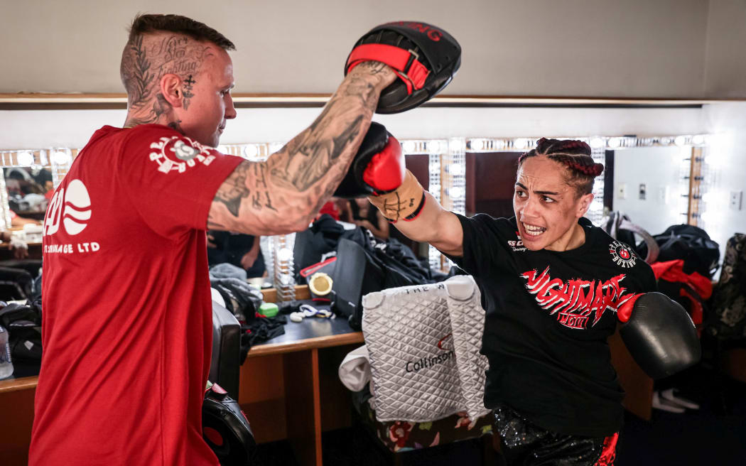 Boxer Mea Motu warming up
