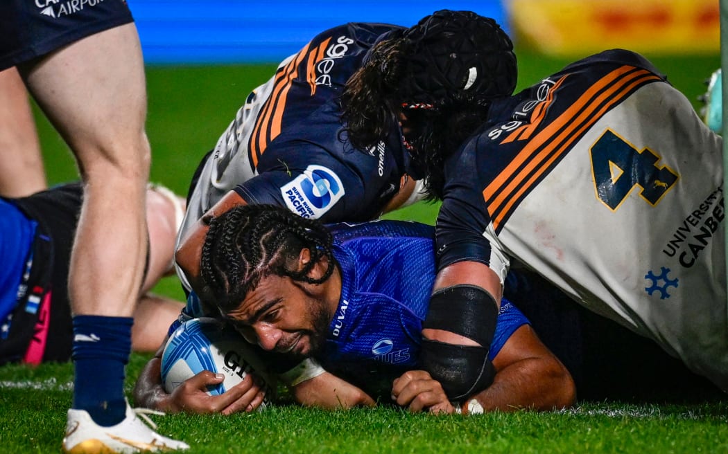 Hoskins Sotutu of the Blues scores a try.