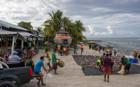 Children collecting inati for their families