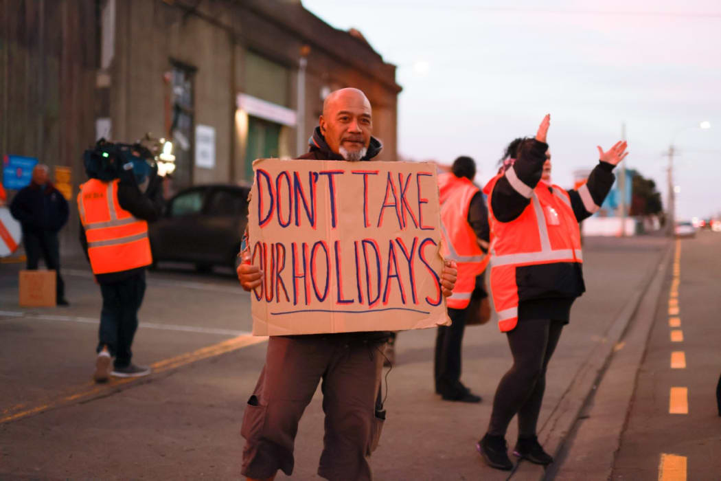 Picketers outside Wellington's Kilbirnie bus depot on Friday morning.
