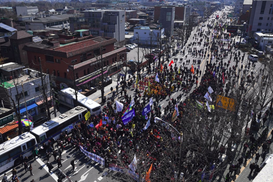 Anti-government activists march toward the presidential Blue House after the announcement of the Constitutional Court's decision to uphold the impeachment of South Korea's President Park Geun-Hye in Seoul on March 10, 2017.