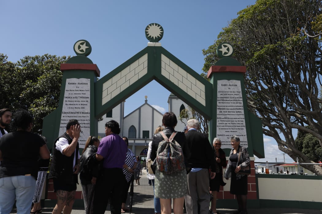 People arrive at Te Temepara Tapu o Ihoa, The Rātana temple.