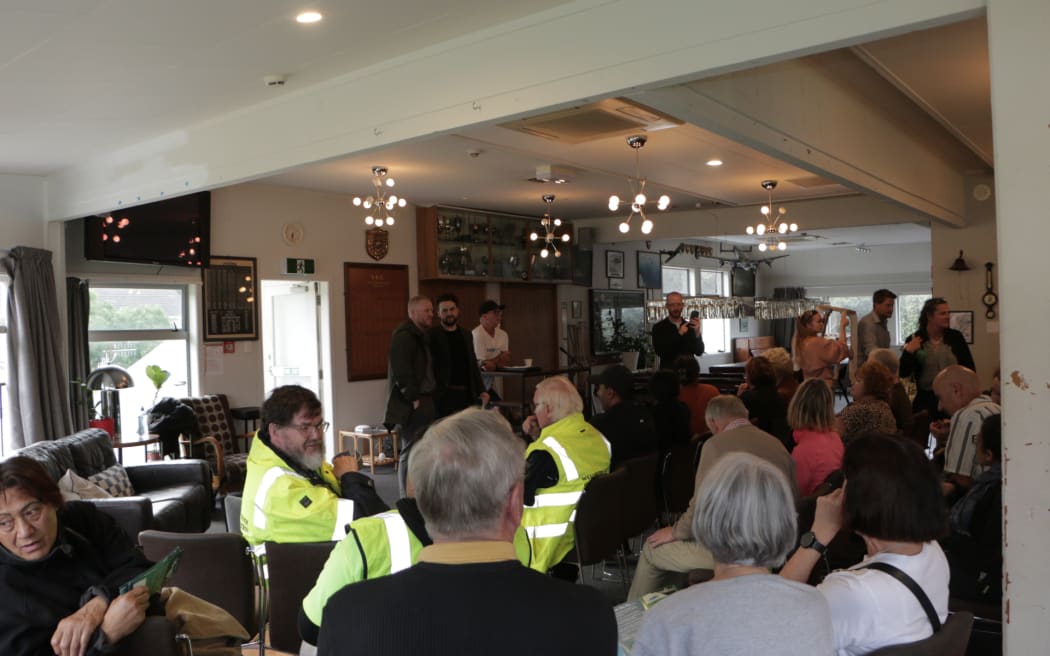 Close to 100 people packed out a community meeting in Seatoun on Tuesday night to raise their concerns about crime on Wellington's Miramar peninsula.