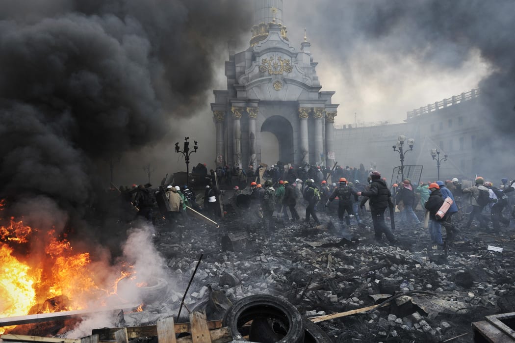 Protesters advance towards new positions in Kiev.