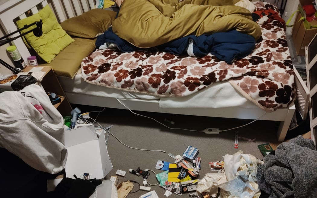 Sun's house is being burgled.