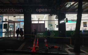 Aucklanders lined up to enter the Countdown on Victoria Street after the announcement that the city was going into level 3.