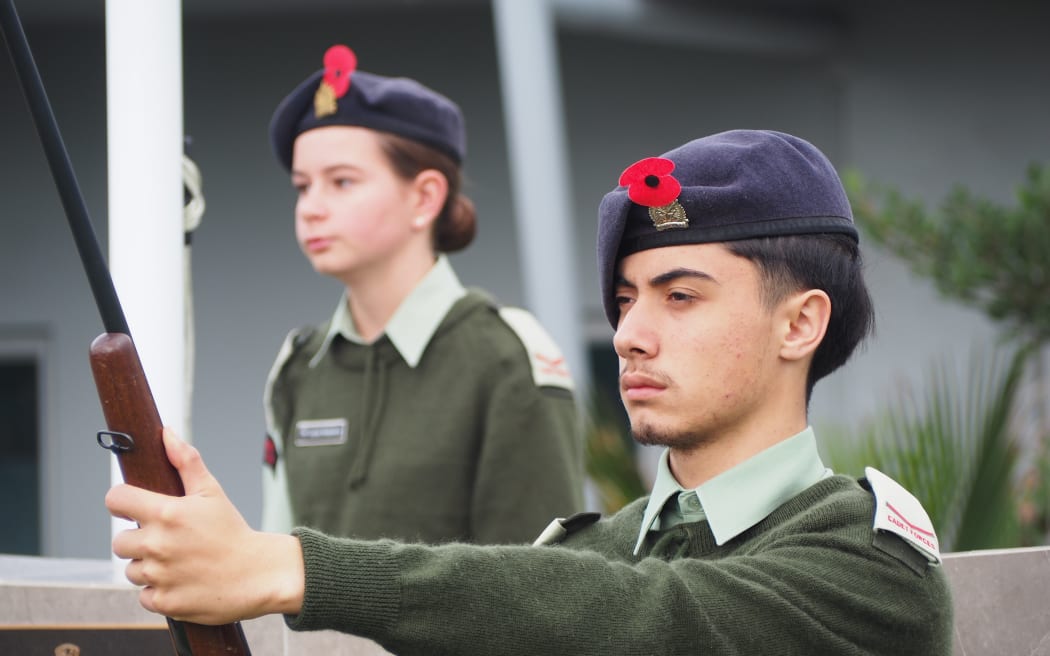 Mana Tu Whenua Taurua-Jenkins, 15, of Kerikeri Cadet Unit, stands guard during this morning's service at Kerikeri Domain. Photo: RNZ / Peter de Graaf