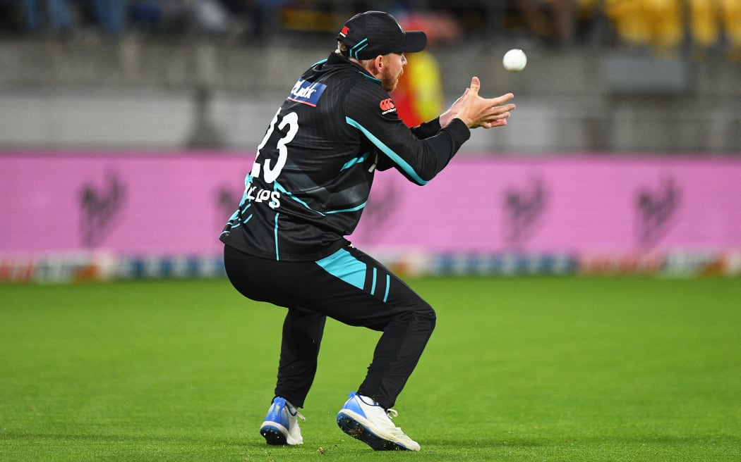 Glenn Phillips takes a crucial catch to dismiss David Warner.