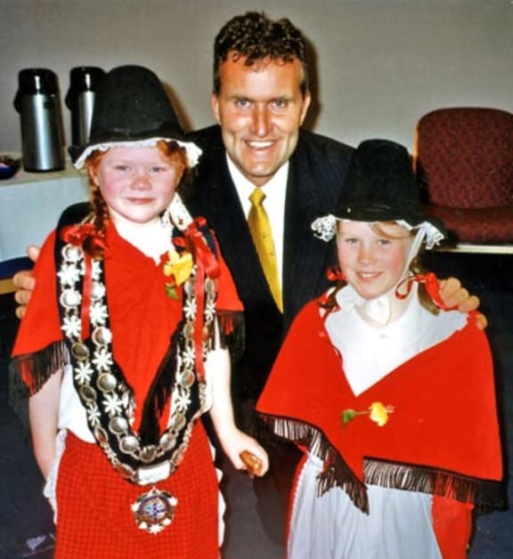 Angharad and Gwenda Whelan, daughters of Sue Whelan with the mayor of New Plymouth at the national cymanfa ganu in 2002