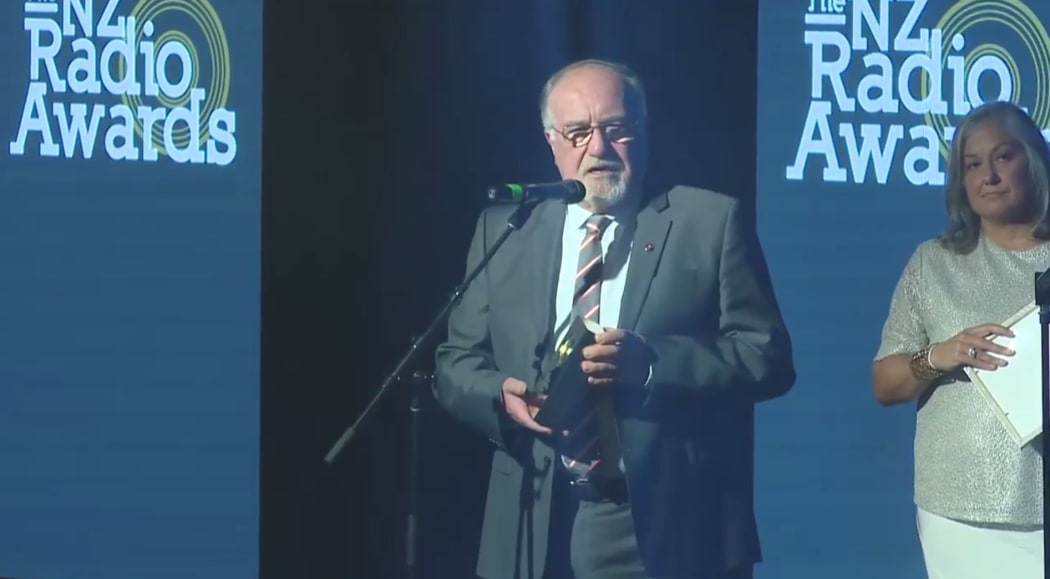 Glenn Smith receiving the Sir Paul Holmes award for Radio Broadcaster of the Year on behalf of 1XX.