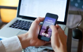 using health monitoring application on smartphone