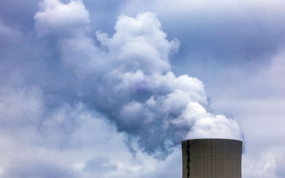 08 July 2022, Mecklenburg-Western Pomerania, Rostock: The coal-fired power plant in the Rostock seaport is visible from afar with its cooling tower over 141m high. The power plant has been in operation since 1994 and can produce 553 MW of electricity. Up to now, the power plant has obtained a large part of its hard coal from Russia, but alternatives are now being sought. Photo: Jens Büttner/dpa (Photo by JENS BUTTNER / DPA / dpa Picture-Alliance via AFP)
