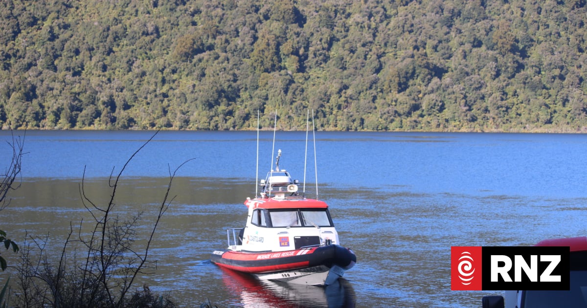 Lake Moeraki divers investigate object found in hunt for missing 1978 plane