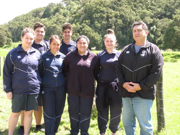 Campbell Dewes with year 13 pupils