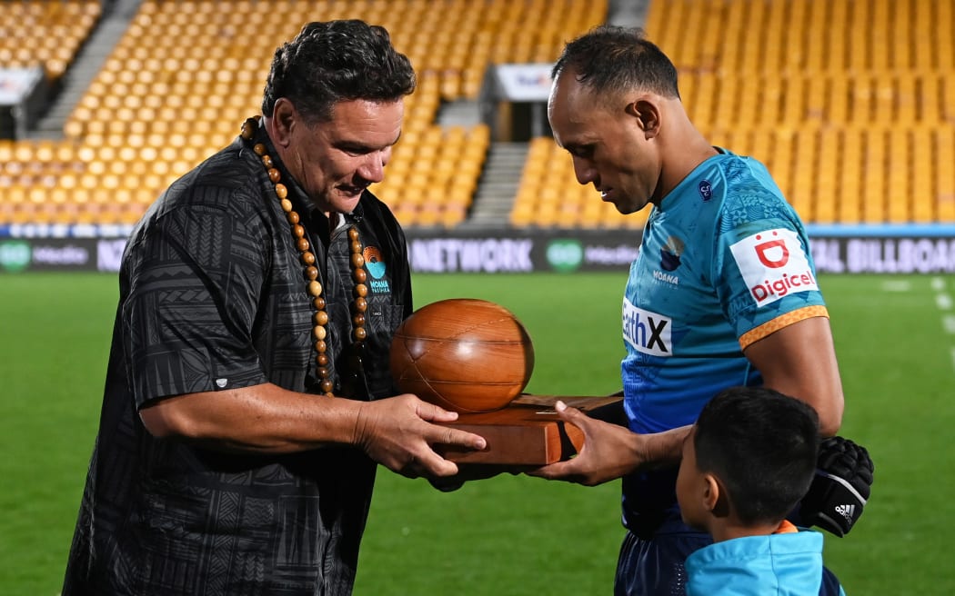 Moana Pasifika player Christian Leali’ifano receives a trophy from Sir Michael Jones after the Moana Pasifika v New South Wales Waratahs. Super Rugby Pacific rugby union match. Mt Smart Stadium. Auckland, New Zealand. Saturday 7 May 2022. © Photo: Andrew Cornaga / www.Photosport.nz