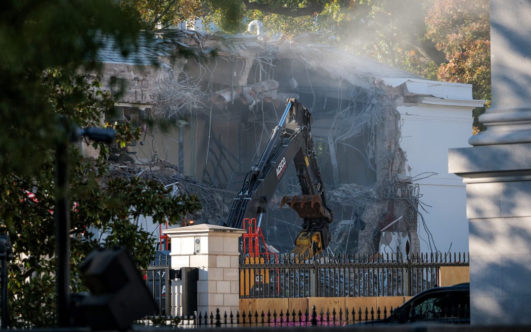 WASHINGTON, DC - OCTOBER 20: The facade of the East Wing of the White House is demolished by work crews on October 20, 2025 in Washington, DC. The demolition is part of U.S. President Donald Trump's plan to build a ballroom reportedly costing $250 million on the eastern side of the White House.   Kevin Dietsch/Getty Images/AFP (Photo by Kevin Dietsch / GETTY IMAGES NORTH AMERICA / Getty Images via AFP)