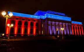 Tāmaki Paenga Hira Auckland War Memorial Museum lit up in Samoan colours for Vaiaso o le Gagana Sāmoa. June 2022