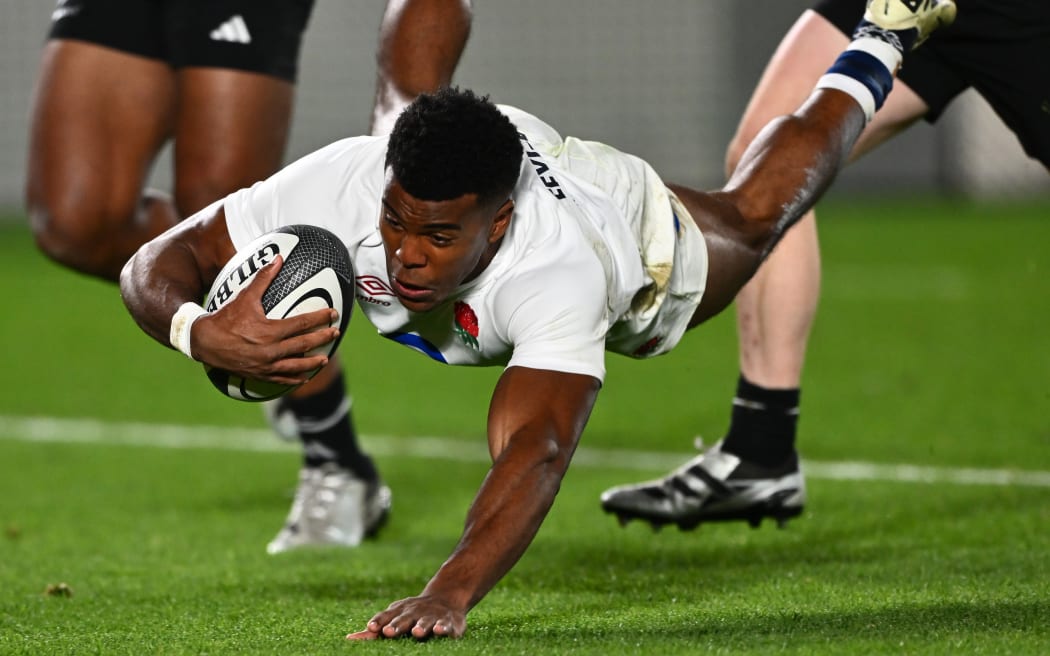 England's Immanuel Feyi-Waboso scores a try.