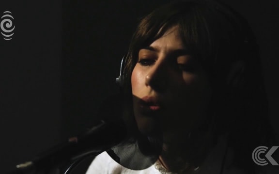 Aldous Harding performs Party