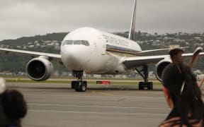 A Singapore Airlines Boeing 777-200 lands at Wellington Airport.