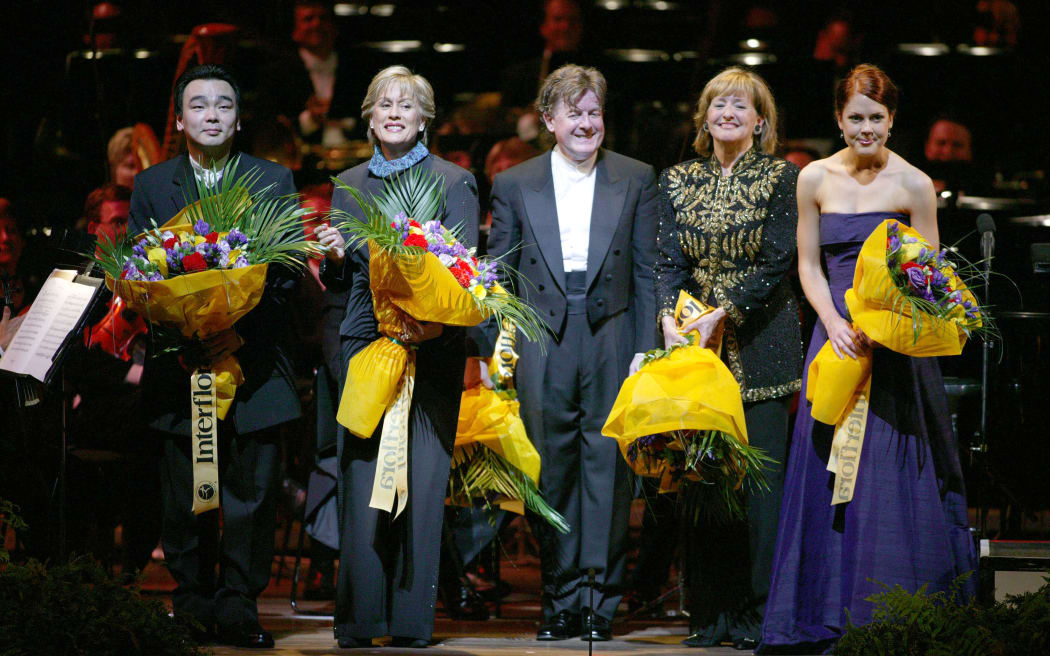Seung-Wook Seong, Dame Kiri Te Kanawa, James Judd, Frederica von Stade, and Anna Leese performing in the 2006 Kiri Te Kanawa Foundation Gala