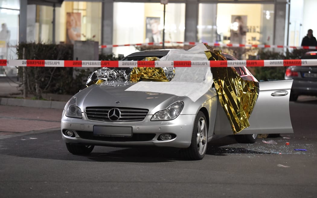 A car in Hanau is covered with thermo foil, with the crime scene sealed off with police tape.
