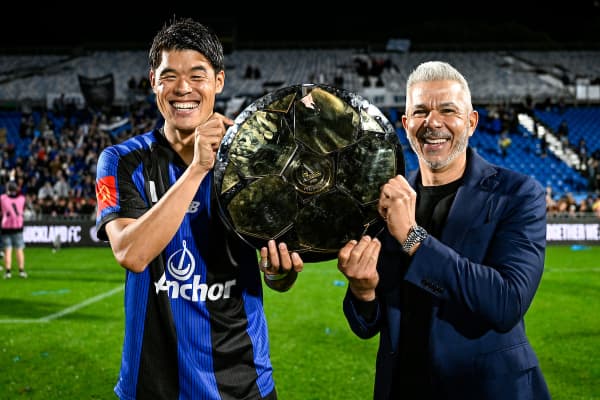 Hiroki Sakai and Steve Corica celebrate with the A-League Premier's Plate.