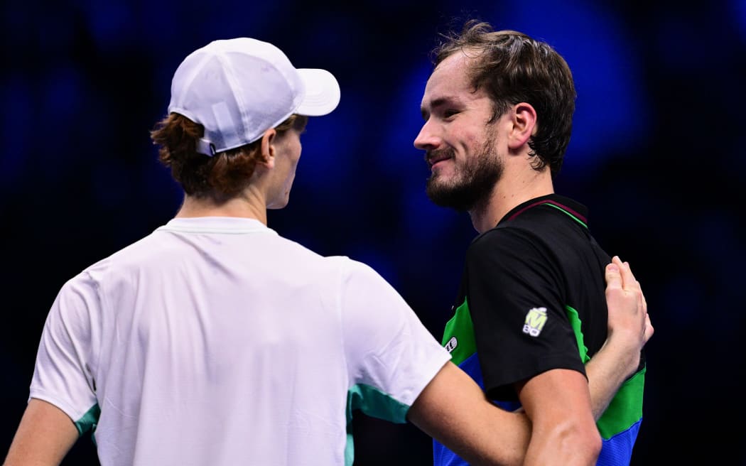 Jannik Sinner (L) and Daniil Medvedev