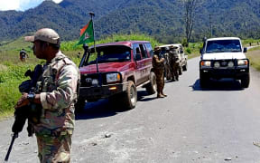 This handout picture released by the Royal Papua New Guinea Constabulary on February 19, 2024 shows officials patrolling near the town of Wabag, 600 kilometres northwest of the capital Port Moresby. Sixty-four bloodied bodies have been found in Papua New Guinea's highlands, police said on February 19, as officers reported ongoing gun battles between rival tribes. (Photo by Handout / ROYAL PAPAU NEW GUINEA CONSTABULARY / AFP) / RESTRICTED TO EDITORIAL USE - MANDATORY CREDIT "AFP PHOTO / ROYAL PAPAU NEW GUINEA CONSTABULARY" - NO MARKETING - NO ADVERTISING CAMPAIGNS - DISTRIBUTED AS A SERVICE TO CLIENTS