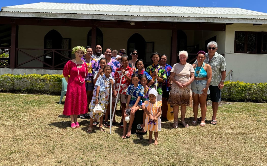 New Zealand High Commissioner to Cook Islands, Ngā Tamariki Mānihera performers and the president of the Aotearoa Society thank Shirley Vakatini, the wife of the late Ariki Makea Vakatini Joseph Tepo Ariki for her hospitality.