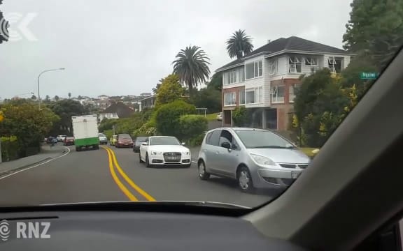 King tide closes Auckland coastal road
