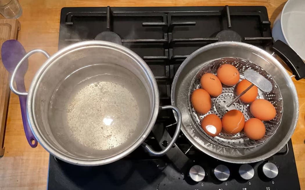 To cook a periodic egg you go back and forth between boiling water and a bowl of water at 30C in two minute intervals. (Supplied: Foam Lab)