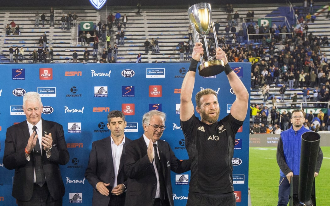 Kieran Read holds the Rugby Championship trophy aloft in 2016.
