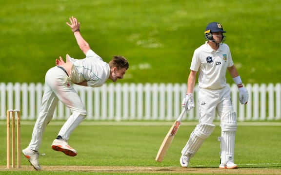 Blair Tickner of Central bowls against Otago.