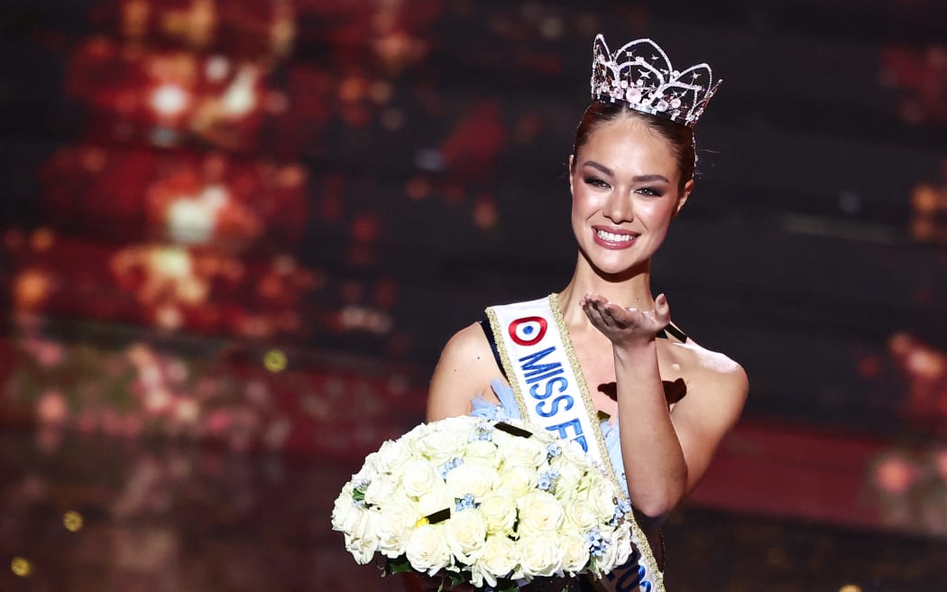 Newly elected Miss France 2026 Miss Tahiti Hinaupoko Deveze blows a kiss as she reacts after winning the Miss France 2026 beauty pageant at the Zenith, in Amiens, northern France, on December 6, 2025. (Photo by Sameer AL-DOUMY / AFP)
