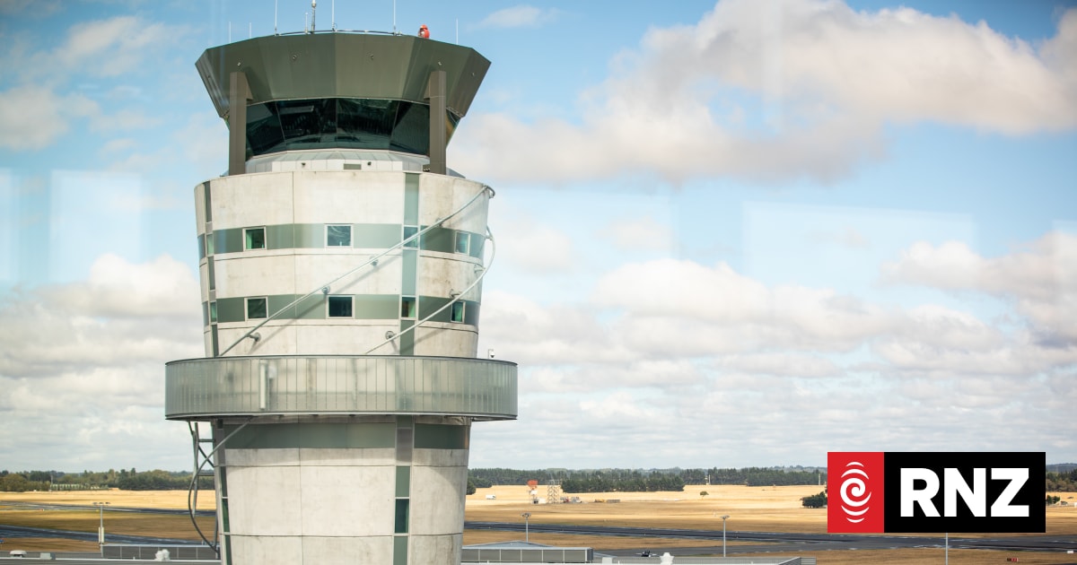 Airliner stuck in mud at Christchurch Airport