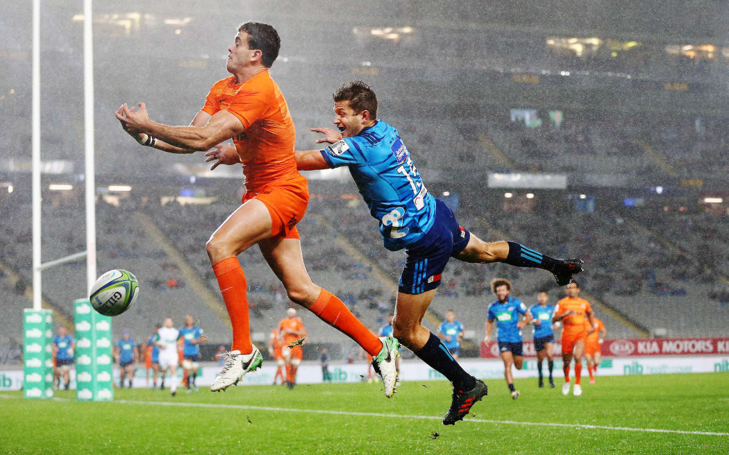 Emiliano Boffelli of the Jaguares competes for a high ball against Matt Duffie of the Blues.