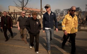 LOS ANGELES, CALIFORNIA - JANUARY 8: California Governor Gavin Newsom and Los Angeles Mayor Karen Bass tour the downtown business district of Pacific Palisades as the Palisades Fire continues to burn on January 8, 2025 in Los Angeles, California. Fueled by intense Santa Ana Winds, the Palisades Fire has grown to over 2,900 acres and 30,000 people have been ordered to evacuate while a second major fire continues to burn near Eaton Canyon in Altadena.   Eric Thayer/Getty Images/AFP (Photo by Eric Thayer / GETTY IMAGES NORTH AMERICA / Getty Images via AFP)