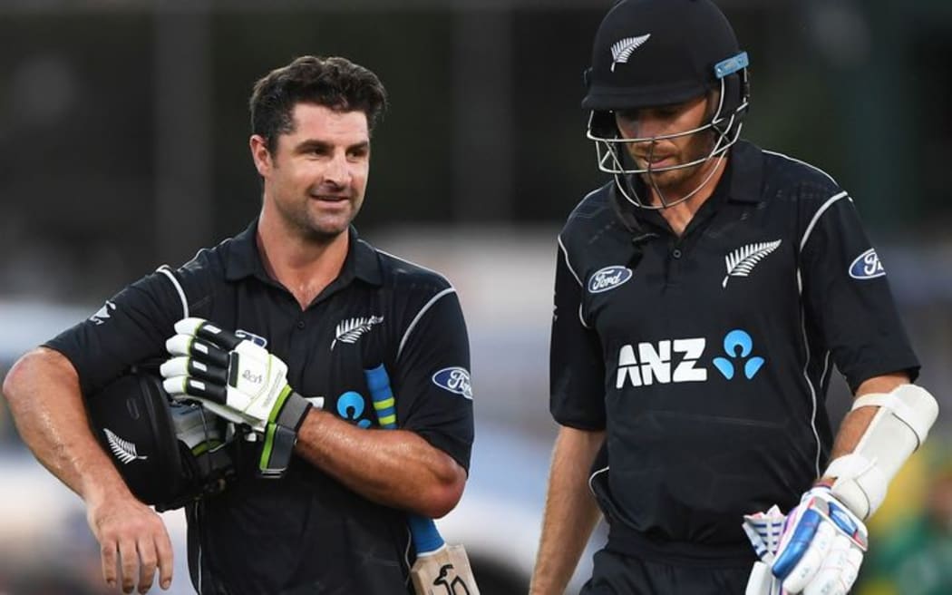 Colin de Grandhomme having deep and meaningfuls with Tim Southee
