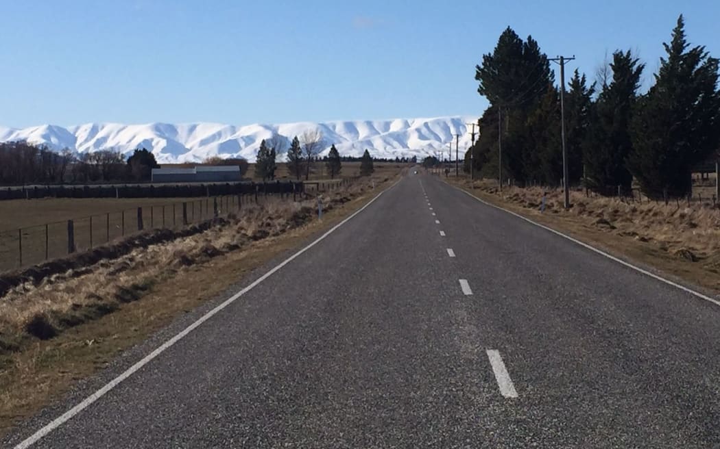 A section of road in the Ida Valley between Ranfurly and Alexandra.