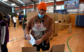 A man casts his vote in Melbourne on May 21, 2022 as polling centres open in Australia's federal election. - Polls opened in Australia's federal election May 21, 2022 , with Prime Minister Scott Morrison fighting for another three-year term that would extend a decade of conservative rule. (Photo by William WEST / AFP)