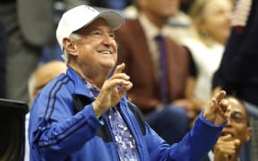 NEW YORK, NEW YORK - SEPTEMBER 07: Neil Sedaka waves to the crowd during the Men’s Singles Quarterfinal match between Andrey Rublev and Frances Tiafoe of the United States on Day Ten of the 2022 US Open at USTA Billie Jean King National Tennis Center on September 07, 2022 in the Flushing neighborhood of the Queens borough of New York City.   Sarah Stier/Getty Images/AFP (Photo by Sarah Stier / GETTY IMAGES NORTH AMERICA / Getty Images via AFP)