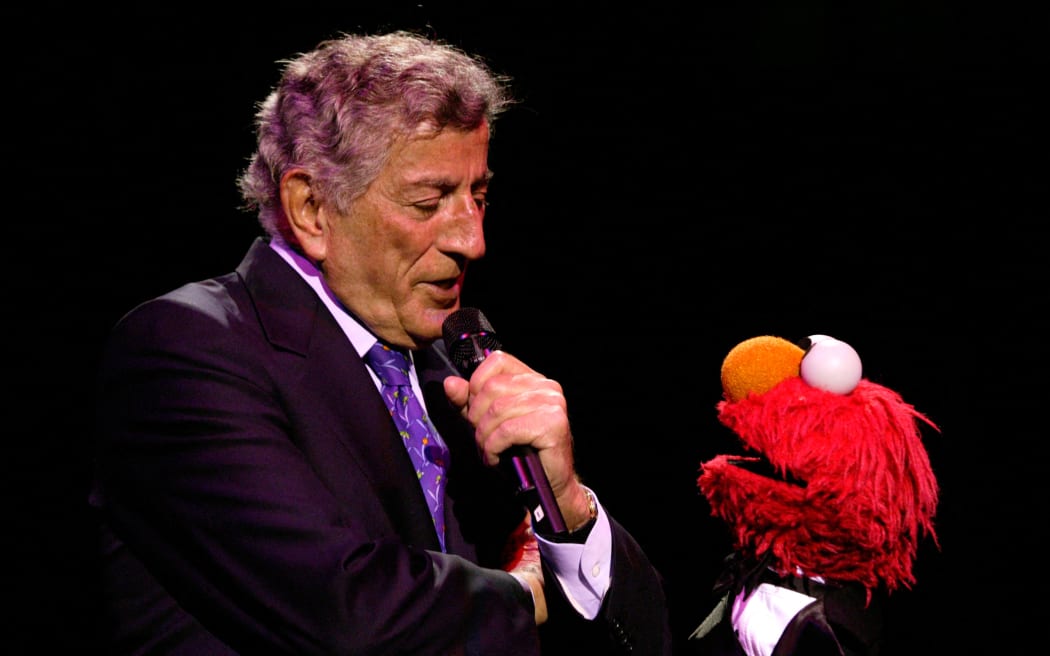 NEW YORK - JUNE 4:  (U.S. TABLOIDS AND HOLLYWOOD REPORTER OUT) Singer Tony Bennett and Muppet Elmo perform at the Sesame Street Workshop 35th Anniversary Gala at Cipriani June 4, 2003 in New York City.  (Photo by Matthew Peyton/Getty Images) (Photo by Matthew Peyton / Getty Images North America / Getty Images via AFP)