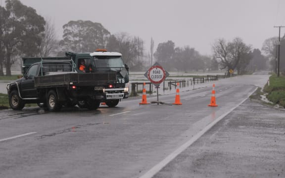 SH60 closed off north of Tākaka. Shortly up the road is the bridge across the Tākaka River to Collingwood.