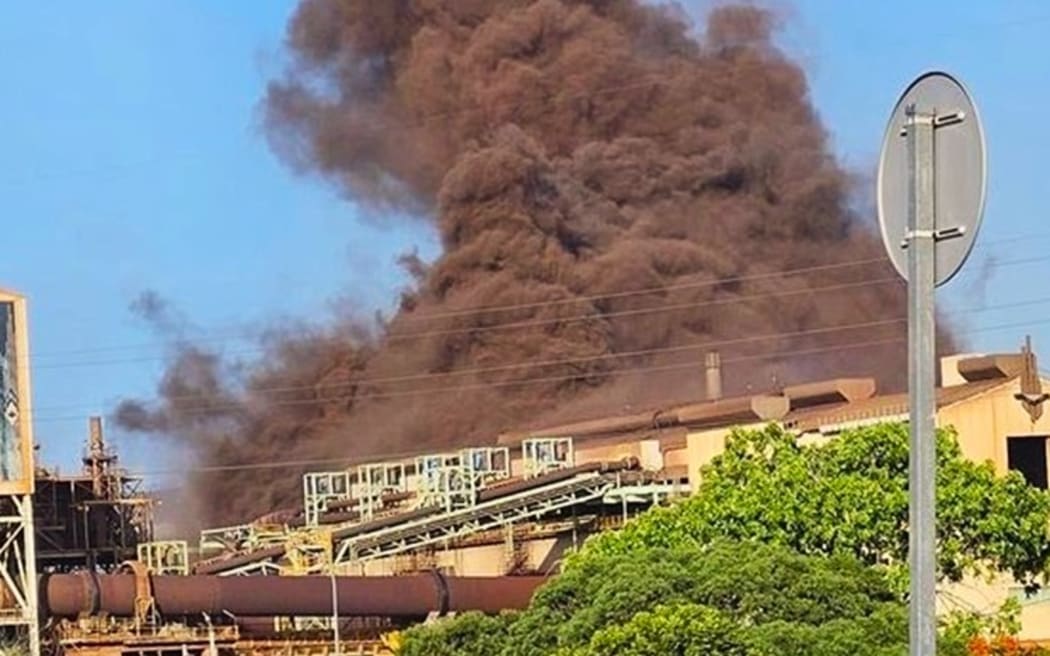 A huge cloud of red smoke from SLN’s nickel plant hovered above Nouméa sky on Friday.